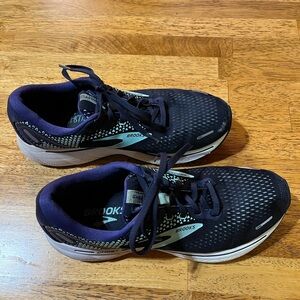 Brooks women’s Ghost-14 running shoes size 9 - Navy with Teal Accents
